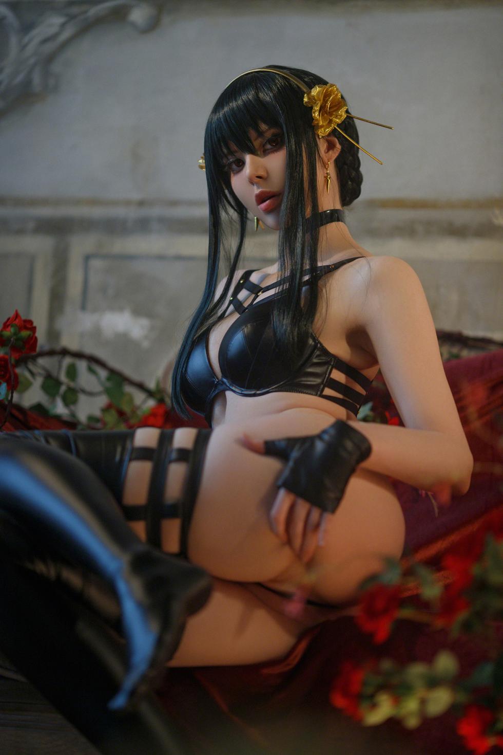 Yor Forger - Page 16